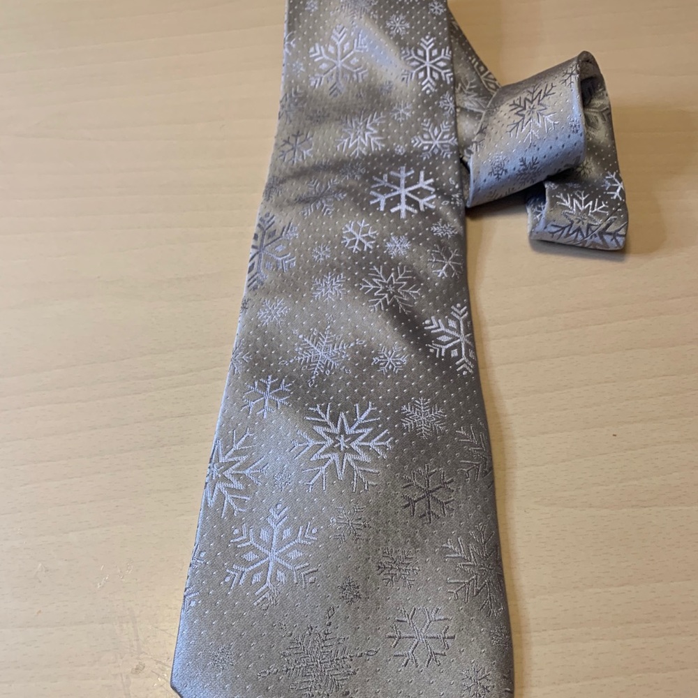 Silver snowflake necktie great Xmas gift!